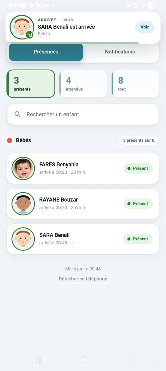 Capture de l'application de l'éducatrice 1 : une notification d'arrivée en haut, puis la seule section Bébés, 3 présents sur 8.